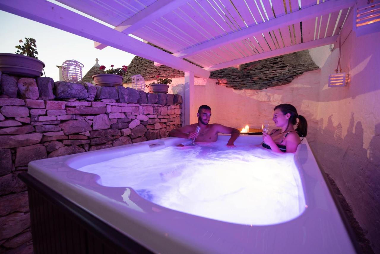 אלברובלו Trulli Holiday Deluxe & Wellness מראה חיצוני תמונה